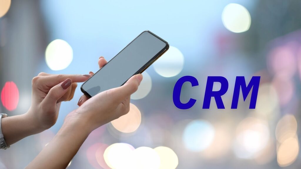 persona con movil en mano crm